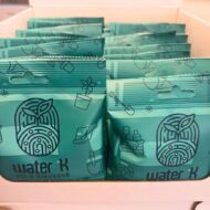 A Water-K csomagolása.